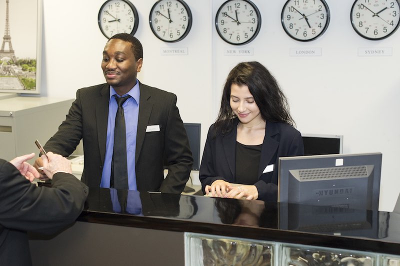 Resepsionis Petugas Penerima Tamu atau Front Desk Clerks