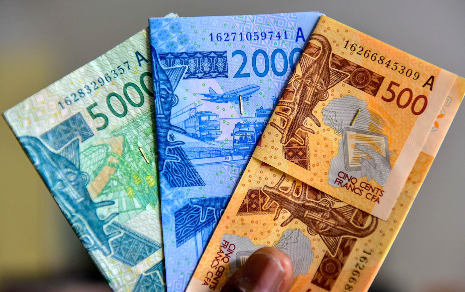 Perbandingan Gaji Pemerintah vs Perusahaan Swasta