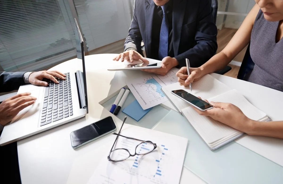 gaji management trainee